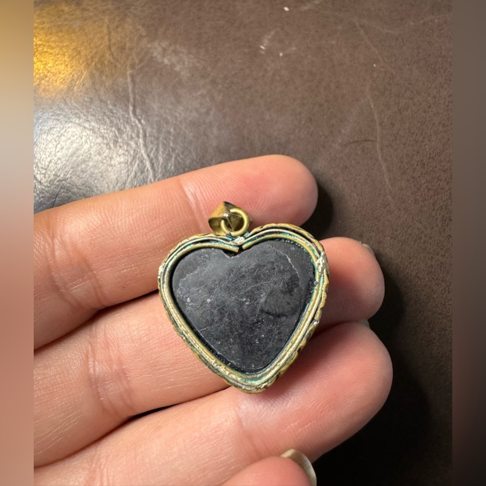 Vintage Black raw tourmaline in a heart set in a silver metal. - Picture 6 of 6